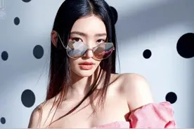 林允越来越美了，一字肩上衣配金色半裙，轻松打造完美比例图片