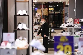 “炒鞋”的新贵法则：一款鞋暴涨31倍，支持国货却变韭菜？图片