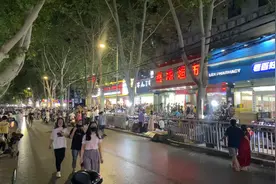 郑州健康路夜市有摊位被二次转租致摊位费抬高，当地政府介入严查图片