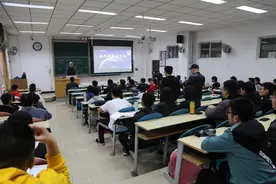 航天三院科技委张锋总师为西电师生讲述系统工程图片