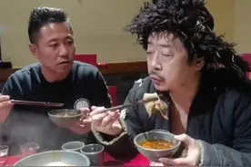 戏骨张立春晚后近况，扮乞丐与徒弟抢饭，高龄上节目翻跟头显心酸图片