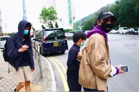 谢振南陪妈妈逛街轻松自在，口含棒棒糖浑身快乐，张柏芝自律性强图片