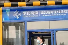 湛江湖光临时主线收费站女收费员，那甜美笑容，美好宛如初恋！图片