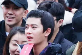 任嘉伦被路人拍下生图，人群中身材缺陷明显，怪不得一直拍古装剧图片