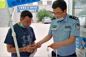 外国友人处理交通违法 交警英语交流消除疑虑图片