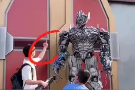 游客比中指，威震天“发飙”，网友吵翻图片