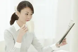 小说：油腻男在宴会上威胁美女陪酒？小伙怒了，直接把酒泼他身上图片