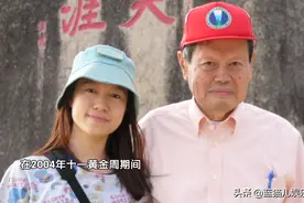 98岁杨振宁精神饱满，44岁翁帆却臃肿显老，网友慨叹：16年不容易图片