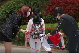 12岁小女生路上突遇“初潮”，染红白裤子不自知，路人行为太暖心图片