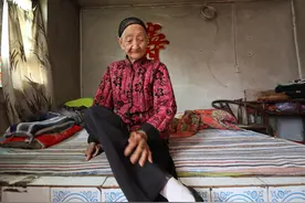 6岁为“美”被迫缠脚，三寸小脚走到百岁，看这位奶奶活成啥样子图片