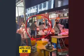 儿子瞒着一年未见的妈妈，假装路人买母亲的鸡排是一种什么体验？图片