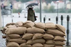 钢板都能打穿的子弹，沙袋是如何阻挡住的？是什么原理呢？图片