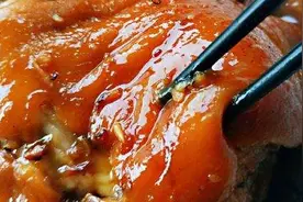 约翰，德国人天天吃的肘子，有中国的香吗？约翰：那可比不了图片