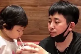 萌娃人生中第一次喝可乐，满怀期待大吸一口，下一秒表情瞬间凝固图片