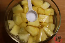吃菠萝第一步用冷盐水泡就错了，教你正确做法，菠萝不麻口更香甜图片