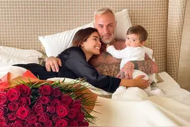 意大利花花富豪迎54岁，环住模特女友很宠溺，1岁的千金才是最爱图片