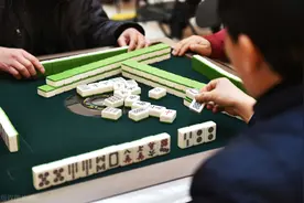 婆婆在乡下，抽烟打牌，骂人，在家袒胸露背，实在是难以忍受图片