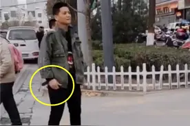 爸爸穿工作服接女儿，怕给孩子丢脸特意站远，孩子的表现让人感动图片