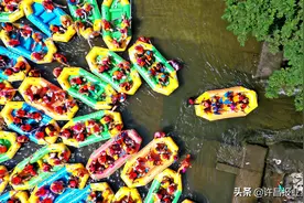 河南平顶山：漂流躲避“秋老虎”游客感受漂流带来的清凉和刺激图片