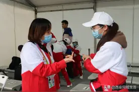 残奥会田径场上手形到心灵的无声沟通图片