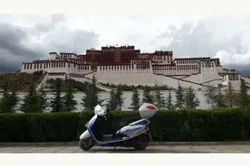 牛人，河南这位退休阿姨把小踏板骑到了西藏！还是一个人独行！服图片