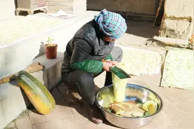 农村妈妈切晒西葫芦，三四天就能晒干，放置腊月炒肉吃很香视频封面