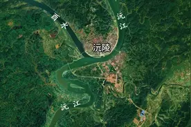 卫星航拍湖南沅陵县：两江交汇、半岛县城，拥有繁华的过往图片