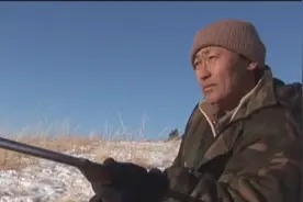 蒙古草原的人狼大战，10名猎人围堵3天，只打到一只落单的狼图片