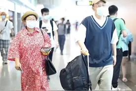 ​杜海涛携妈妈走机场，两人戴眼镜口罩，只能感叹基因太强大图片