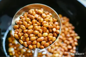 炸花生米时：不要直接下锅炸，牢记4诀窍，花生酥脆不糊不疲软图片