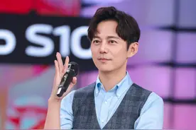 何炅父亲再惹争议！多人拉横幅向“炅爸爸”维权，良心被狗吃了？图片