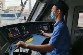 高铁司机月薪是多少，为何每天才工作4小时？看完想当司机吗？图片