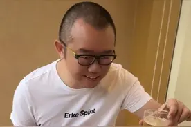 44岁涂磊隐退后仍潇洒！晒豪华别墅惹争议，疑开百万豪车生活滋润图片