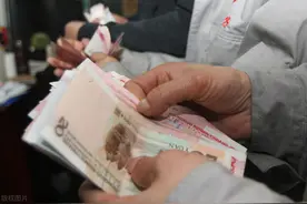 3亿农民工的悲惨境遇，工资越高，养家更难！原来钱都花在了这图片