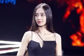 杨颖造型时髦，一袭黑色长裙肩带有三根绳，这设计真"安全"图片