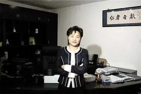 黄光裕入狱十二年，他背后的夫人剪去长发代夫出征，为他保住了国图片