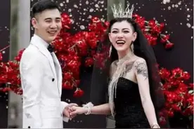 身上满是纹身，耳朵上全是耳洞的“黑婚纱新娘”，现在怎样了？图片