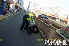 盐城一骑车老人突然倒地抽搐，口吐白沫……图片