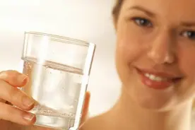 喝水时，一半热水兑一半冷水，对身体有伤害吗？别后知后觉图片