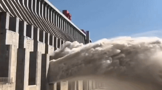 震撼！三峡大坝开启10孔泄洪，作用很关键图片