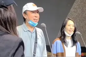 63岁冯巩上台颁奖，衣着朴素走路不稳，退休在家带孙子很忙碌图片