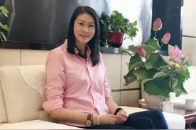 她是女排的“玻璃美人”，退役后40岁仍未婚，成为知名小说家图片