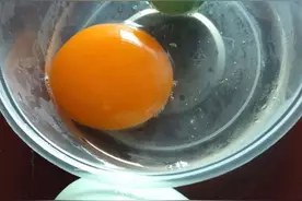 怪事！杭州阿姨敲开鸭蛋，竟蹦出一颗“绿宝石”？专家这么说图片