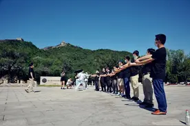 【挑战不可能】广东双节棍小伙在八达岭长城脚下搞起大动作！图片