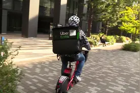 日本再度进入紧急状态：空姐当巫女，吉他手开吊车，失业艺人求助粉丝，外国人被剥夺感增加图片