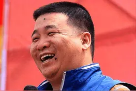 娶19岁金玲，拒绝拜师赵本山，认网红当干爹，孙小宝经历了什么？图片