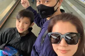 袁咏仪14岁儿子长相似混血，浓眉大眼羊毛卷，网友：爹妈赏饭吃图片