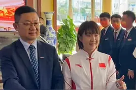 奥运冠军获赠豪宅后又喜提新车！满脸笑容合不拢嘴，交车场面盛大图片