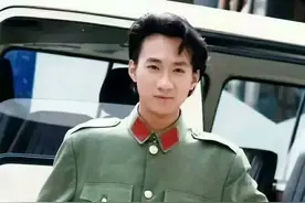 那年港星在北京：踩单车的周星驰，凌空劈一字马的黎明图片