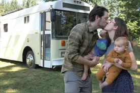 一家四口低价买2001年废旧大巴，将22㎡空间变成蜗居，生活太幸福图片